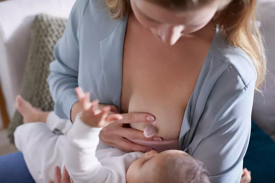How to breastfeed using Philips Avent nipple shield SCF153/03